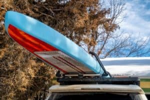 How to strap paddle board to roof rack